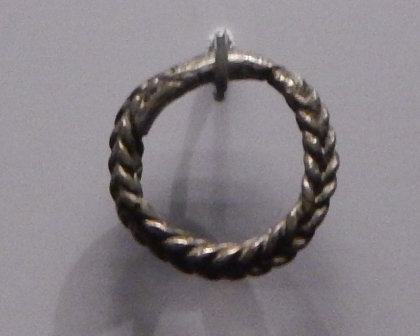 File:Ashmolean Finger Ring - Thetford, Norfolk (AN1930.643).jpg