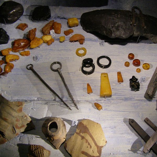 File:Jorvik - Amber and Jet.jpg