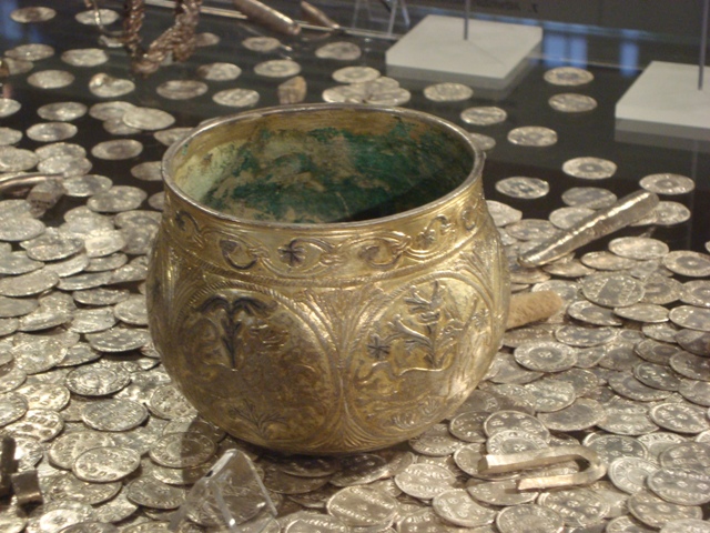 File:YM Vale of York Hoard Cup a 2009.55.1.jpg