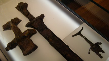 File:VA Swords found in Britian.jpg