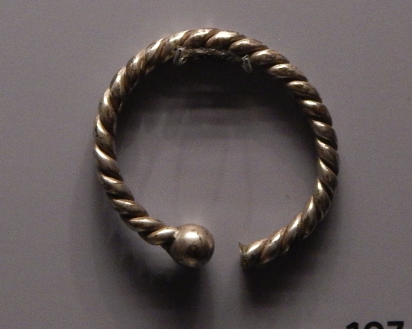 File:Ashmolean Arm Ring - Long Wittenham, Oxfordshire (AN1957.61).jpg