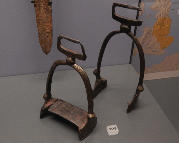 File:Ashmolean Stirrups - Magdalen Bridge, Oxford (AN1886.444, AN1886.443)-26,25-.jpg