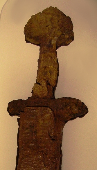 File:Manx-Sword Cronk Moar hilt.jpg