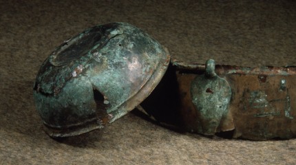 File:VA House Copper Cauldrons.jpg