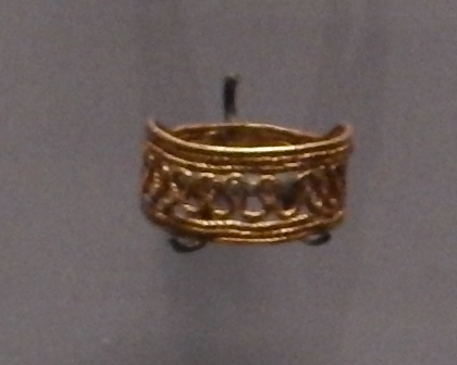 File:Ashmolean Finger Ring - Coggeshall, Essex (AN1930.636)-11-.jpg