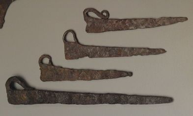File:Roman tent pegs Castle Künzing Quintanis.jpg