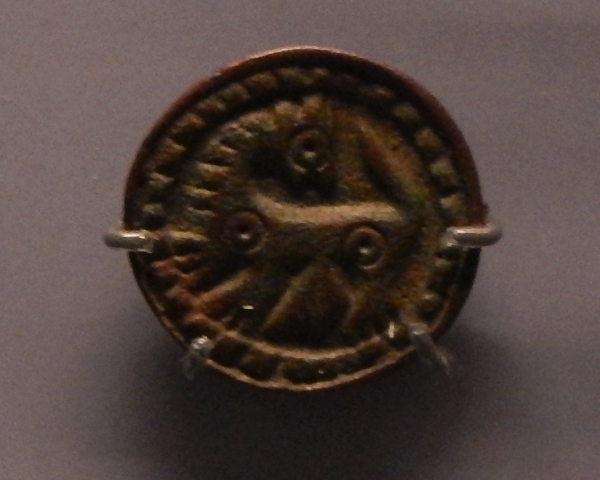 File:Ashmolean Disc Brooch - Icklingham, Suffolk (AN1909.457)-12-.jpg