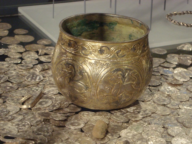 File:YM Vale of York Hoard Cup b 2009.55.1.jpg