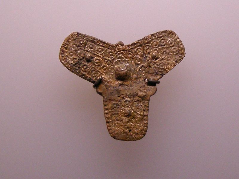 File:Hedeby Brooch Grave 25.JPG