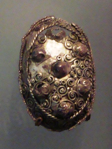 File:Hedeby Brooch Oval Grave V-2.JPG