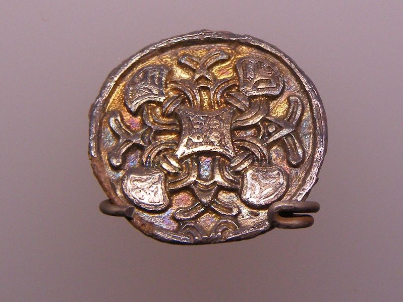 File:Hedeby Brooch Grave 916.JPG