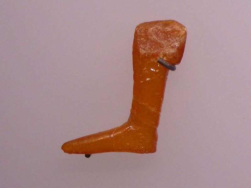 File:Hedeby Amulet Amber Leg.JPG