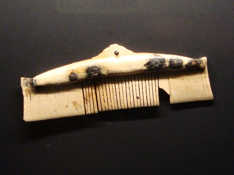 File:Hedeby Antler Comb-2.JPG